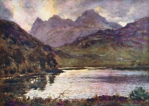 Lake District: Blea Tarn og Langdale Pikes (farvelitografi) af Alfred Heaton Cooper