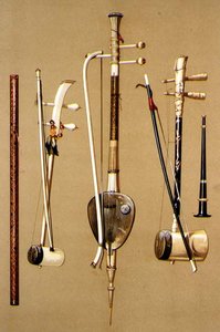 En khlui, tre so sam sai med buer og en pi, thailandske instrumenter fra "Musical Instruments" (farvelitografi) af Alfred James Hipkins