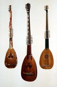 Tre chittaroni, to fra Venedig ca. 1608 og én fra Storbritannien ca. 1885, fra 