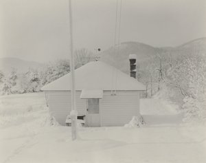 Den første sne og det lille hus af Alfred Stieglitz