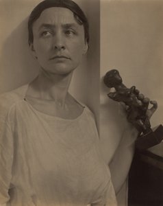 Georgia O’Keeffe med en skulptur af Matisse af Alfred Stieglitz