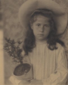 Kitty – Blomsterpotte af Alfred Stieglitz