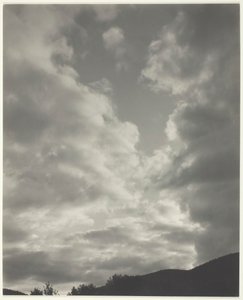 Music - A Sequence of Ten Cloud Photographs, nr. II, 1922. af Alfred Stieglitz