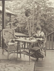 På verandaen, Oaklawn, Lake George af Alfred Stieglitz