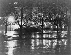 Refleksioner, nat, New York, ca. 1898 (fotogravure) af Alfred Stieglitz