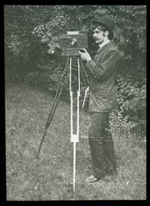 Selvportræt med kamera, stativ og pistol af Alfred Stieglitz