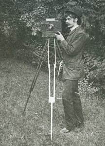 Selvportræt med kamera, stativ og pistol, 1886. af Alfred Stieglitz