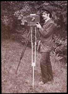 Selvportræt med kamera, stativ og pistol af Alfred Stieglitz