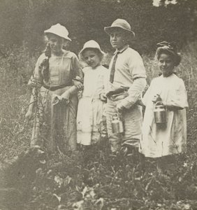 Uden titel (Flora, Elizabeth, Howard & Kitty i Lake George-feltet) af Alfred Stieglitz