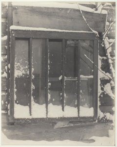 Vindue: Træ, glas, sne af Alfred Stieglitz