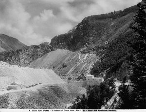 Monte Freddone på Iacco-strækningen i Apuane-alperne i Arni (LU) med marmorbruddene (s/h-foto) af Fratelli Alinari