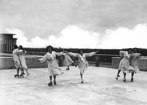 Villa Rosa Maltoni Mussolini: kvindelige studerende under en skøjtetime (s/h foto) af Fratelli Alinari