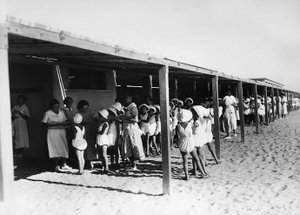 Villa Rosa Maltoni Mussolini: uddeling af måltider på stranden (s/h foto) af Fratelli Alinari