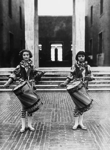 Villa Rosa Maltoni Mussolini: to unge piger klædt ud som page-drenge (s/h foto) af Fratelli Alinari