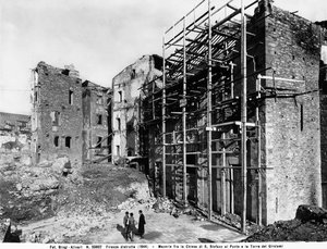 Anden Verdenskrig: Skader forårsaget af bombningen mellem kirken Santo Stefano al Ponte og Girolami-tårnet forårsaget af bombning, i Firenze. Dette fotografi var tidligere en del af Brogi Collection, men tilhører nu Alinari Collection (s/h foto) af Fratelli Alinari