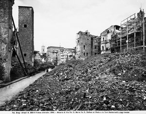 Anden Verdenskrig: Udsigt over murbrokkerne på Via Por Santa Maria mellem Santo Stefano al Ponte og Baldovinetti- og Amidei-tårnene i Firenze efter bombeangrebet. Dette fotografi var tidligere en del af Brogi-samlingen, men tilhører nu Alinari C