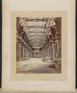 Det nedbrændte Hôtel de Ville. Det store festsals indre. af Alphonse J. Liébert
