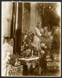[Et hjørne af Muchas atelier med statuer, tryk og blomster, Rue du Val-de-Grâce, Paris]. af Alphonse Maria Mucha