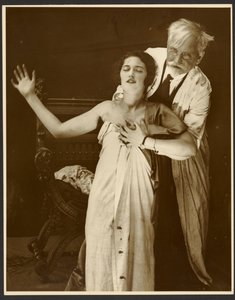 [Alphonse Mucha i kostume med datteren Jaroslava som model for plakaten, "De Forest Phonofilm", den første "talefilm", der blev vist i Bio Adria-biografen (Prag), Zbiroh, Bøhmen].