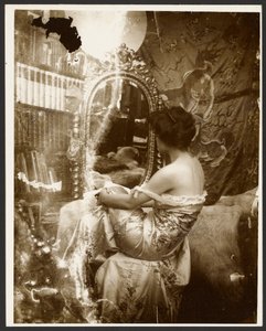 [Kvindelig model siddende foran et spejl, Paris].