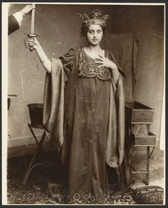 [Kvindelig model med krone og sværd] af Alphonse Maria Mucha