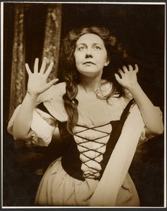 [Kvindelig model i bondekostume står og kigger op]. af Alphonse Maria Mucha