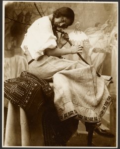 [Siddende kvindelig model, der holder en gren]. af Alphonse Maria Mucha