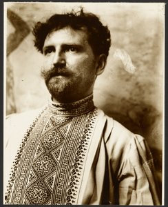 [Selvportræt i fin skjorte]. af Alphonse Maria Mucha