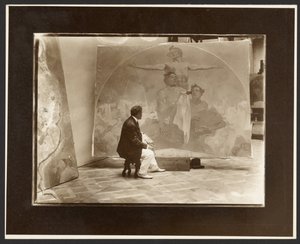 [Selvportræt af Alphonse Mucha i færd med at arbejde på "Lunette, gennem styrke til frihed, gennem kærlighed til enhed!" til borgmestersalen i Prags kommunalhus].