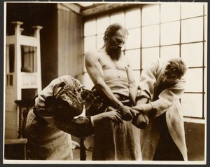[Tre modeller, der poserer for den "symbolske gruppe" på billedet "Sankt Vitus-festen i Rügan" fra "Slavernes epos-cyklus, Zbiroh, Bøhmen"].
