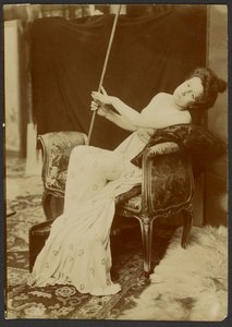 [Kvinde står model på en bænk] af Alphonse Maria Mucha
