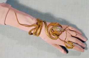 Armbånd og ring af komiker Henriette Rosine Bernard kaldet Sarah Bernhardt (1844-1923). Instrueret af Fouquet Michot. 19. århundrede. Privat samling af Alphonse Mucha