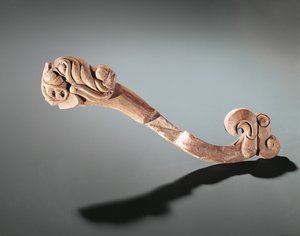 Kindstykke dekoreret med hoveder, Altai nomadisk, 5.-4. århundrede f.Kr. (træ)