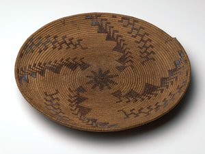 Agernmel sigtebakke, ca. 1860-1909 (ahorn, redbud bark & pil) af Amanda Wilson