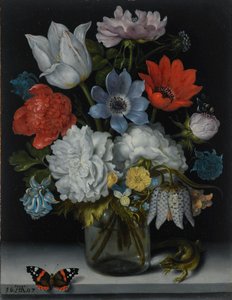 Hollandsk: Blomster i en glaskolbe på en marmorkant, flankeret af en rød admiralsommerfugl og et firben Et stilleben med blomster i en glaskolbe på en marmorkant, flankeret af en rød admiralsommerfugl og et firben