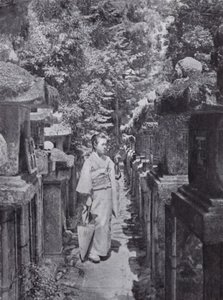 En retfærdig hengiven, der tæller stenlanternerne ved Kasuga (s/h-foto) af American Photographer (after)