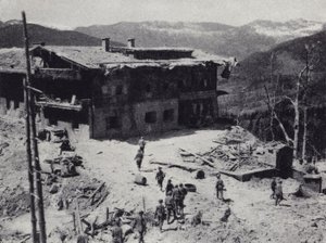 Amerikanske og franske tropper inspicerer ruinerne af nazilederen Adolf Hitlers tilbagetog ved Berchtesgaden i de bayerske alper, Anden Verdenskrig, maj 1945 (s/h foto)
