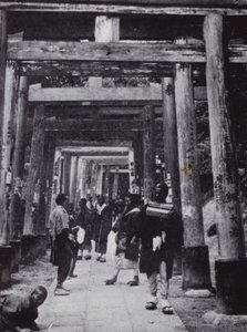 En tilgang til Shinto Temple of Inari (s/h foto) af American Photographer (after)