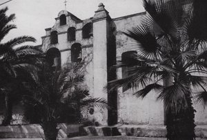 Californien: Bells of Mission San Gabriel, grundlagt 1771, på skråningerne af valmueklædte foden nær Pasadena (s/h foto) af American Photographer (after)