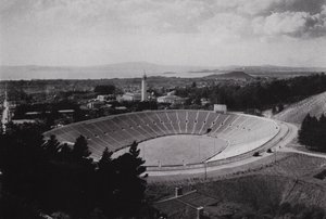 Californien: Berkeley, University of California Memorial Stadium, med plads til 75.000 (s/h foto) af American Photographer (after)