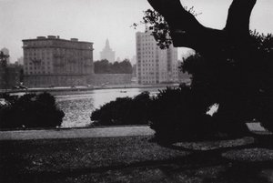 Californien: Oakland, Lake Merritt, i hjertet af byen, omgivet af flotte bygninger og mange smukke hjem (s/h foto) af American Photographer (after)