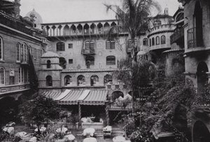Californien: Riverside, Patio Dining Room of the Glenwood Mission Inn (s/h foto) af American Photographer (after)