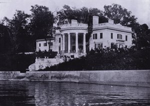 Charles A Platt: Gwinn, Lake Front (s/h foto) af American Photographer (after)
