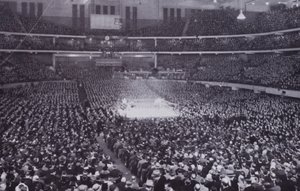 Chicago: Interiør af Chicago Stadium under en bokseudstilling (s/h foto) af American Photographer (after)