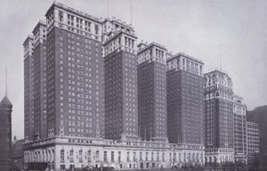 Chicago: The Stevens Hotel, med Blackstone Hotel til højre (s/h-billede) af American Photographer (after)