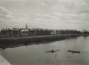 Harvard University: Graduate School of Business Administration fra Charles River (s/h foto) af American Photographer (after)
