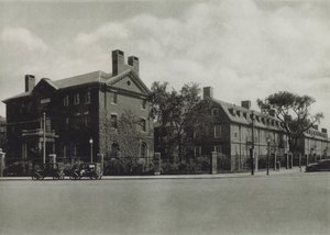Harvard University: Phillips Brooks House; Plæneklipperhal, Kollegiet; Lionel Hall, sovesal (s/h-billede) af American Photographer (after)