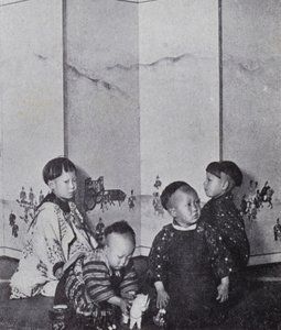 Japanske babyer i leg (s/h-billede) af American Photographer (after)
