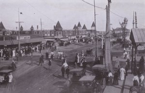 Old Orchard Beach, Maine: Scene nær depot (s/h foto) af American Photographer (after)