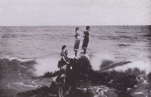 Old Orchard Beach, Maine: Surf på Googins Rocks (s/h-billede) af American Photographer (after)